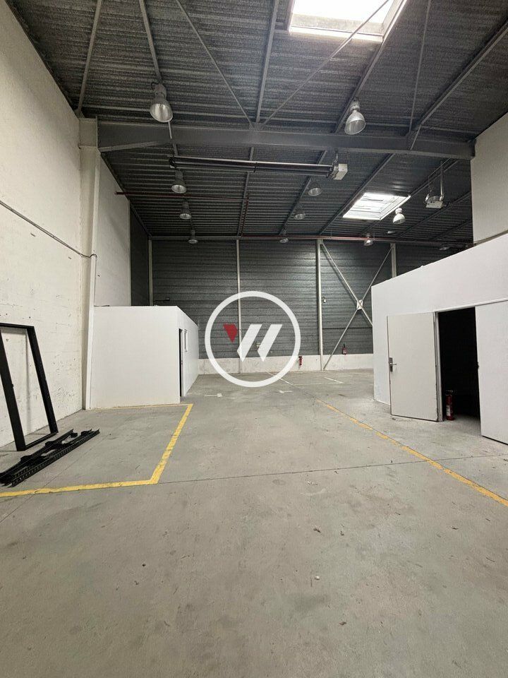 Location local professionnel 1200 m² divisibles à partir de 399.99 m²