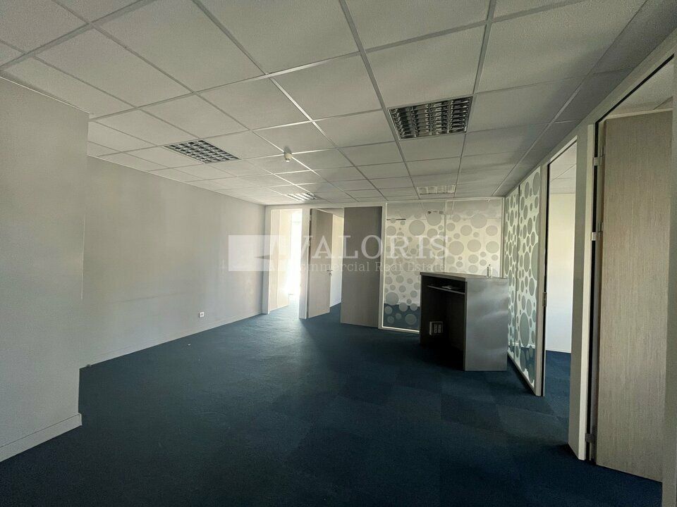 Valoris Real Estate vous propose à la location ces bureaux fonctionnels de 90 m², idéalement situés dans le secteur Garibaldi, à seulement 10 minutes à pied de la Gare Part-Dieu.