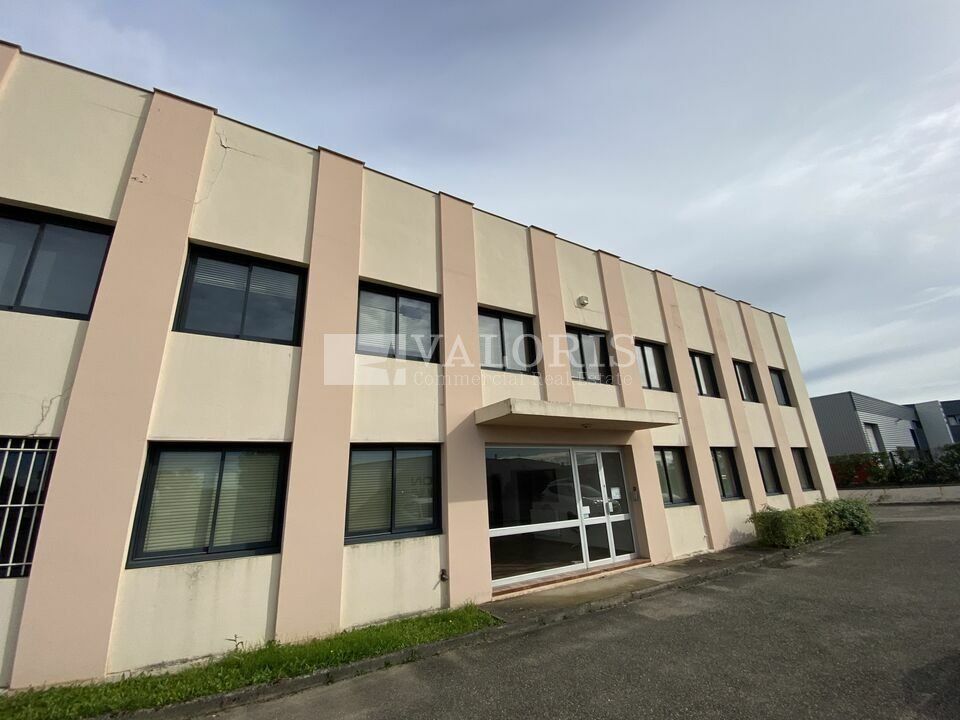Valoris Real Estate vous propose à la location trois cellules d'activités disponibles allant de 750m² à 806m² au sein de la ZI Mi-Plaine sur la commune de Chassieu.