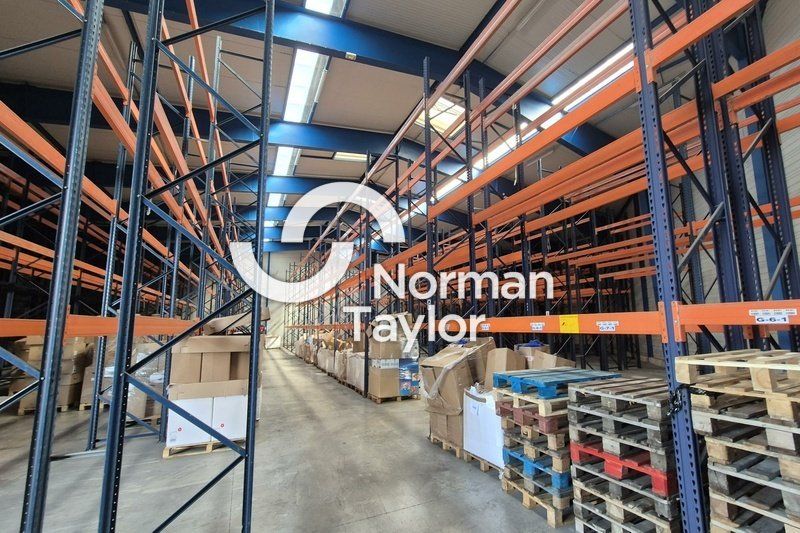 Location local d''activites 3200 m² divisibles à partir de 1200 m²