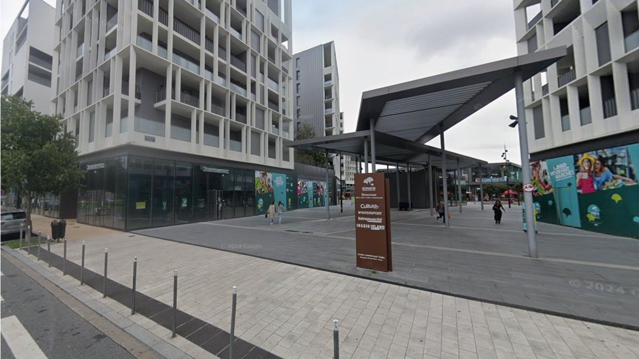 Location local commercial 258.00 m² à BORDEAUX