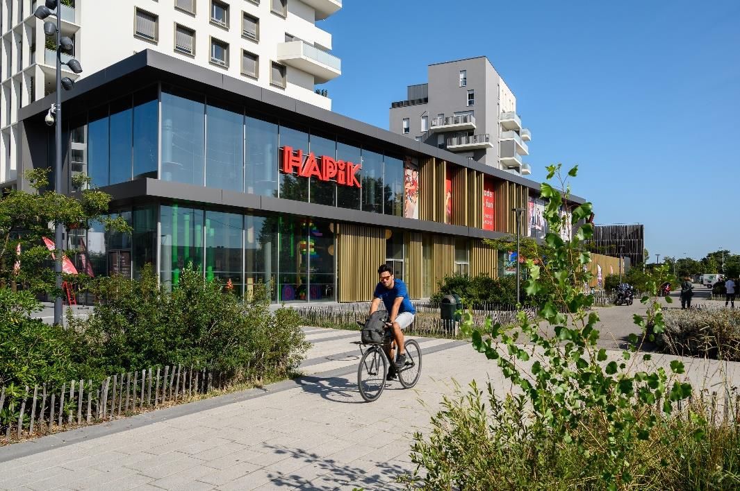 Location local commercial 495.00 m² à BORDEAUX