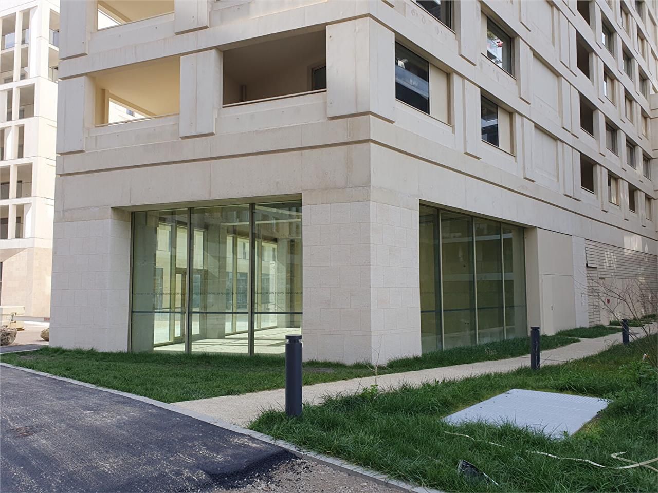 Location local commercial 321.00 m² à BORDEAUX