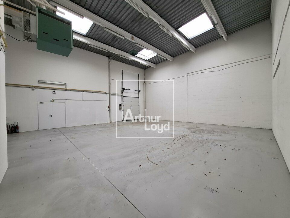 Rare, local d'activité avec quai de chargement à louer!