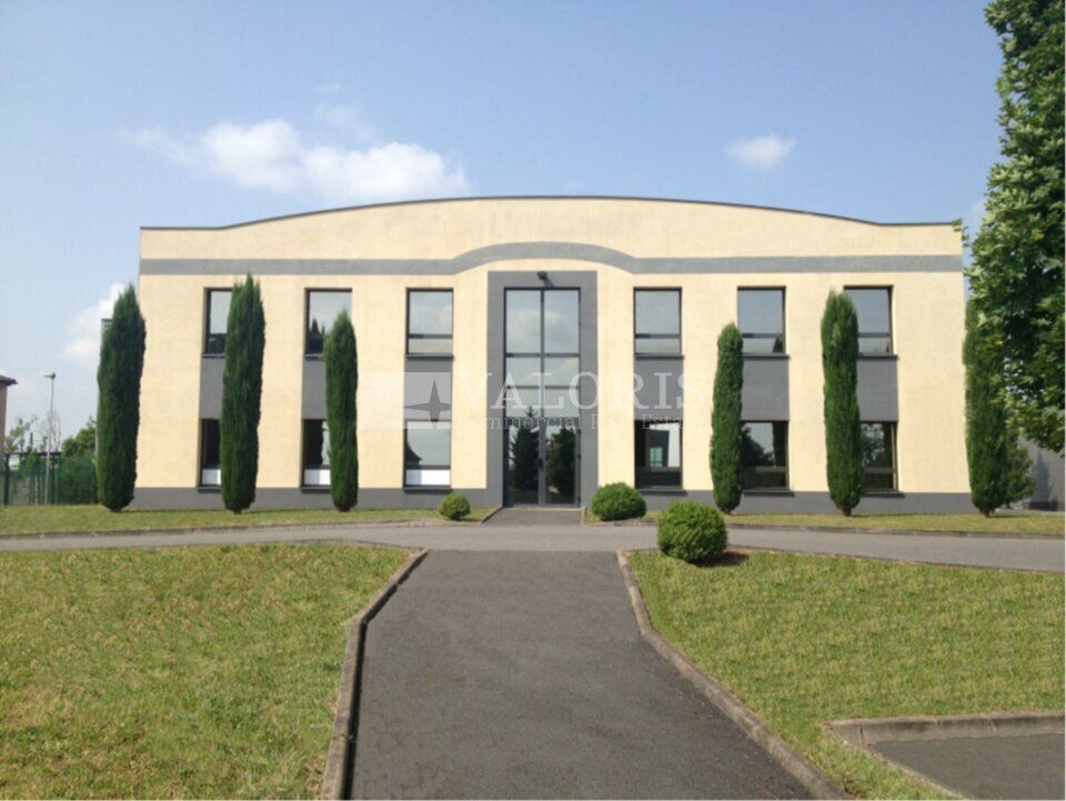 Location local d''activites 1440 m² non divisibles