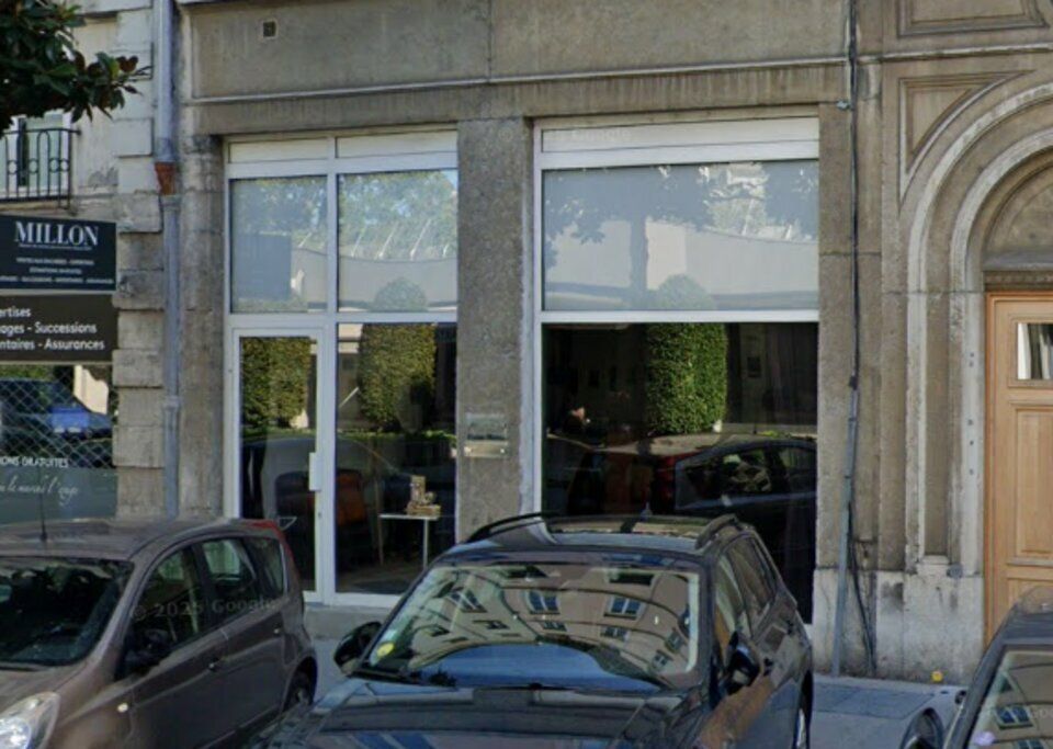 Valoris Real Estate vous propose local commercial situé rue Sala au niveau du Sofitel idéal pour des activités de service.