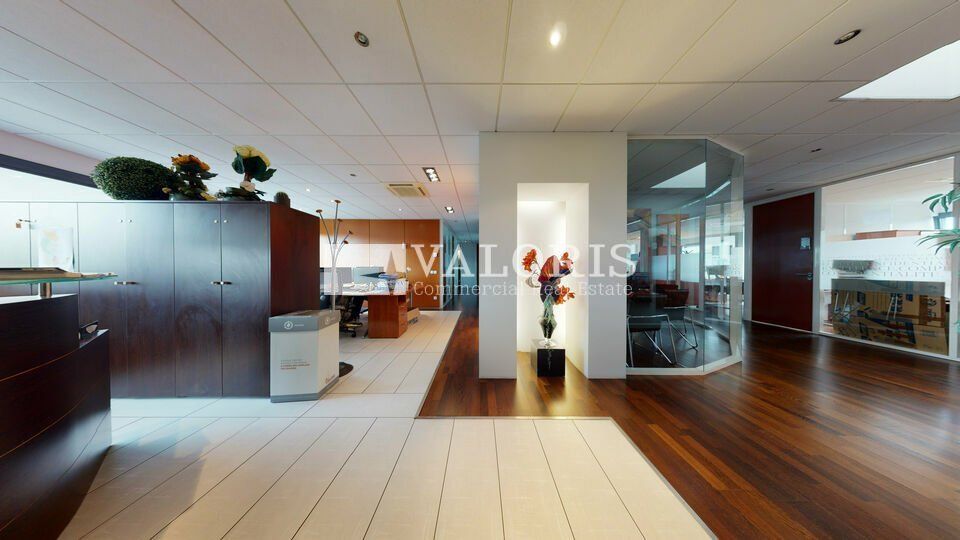 Venez visiter ces locaux très lumineux au 2ème étage, sublime vue sur les mont du Lyonnais assurée !