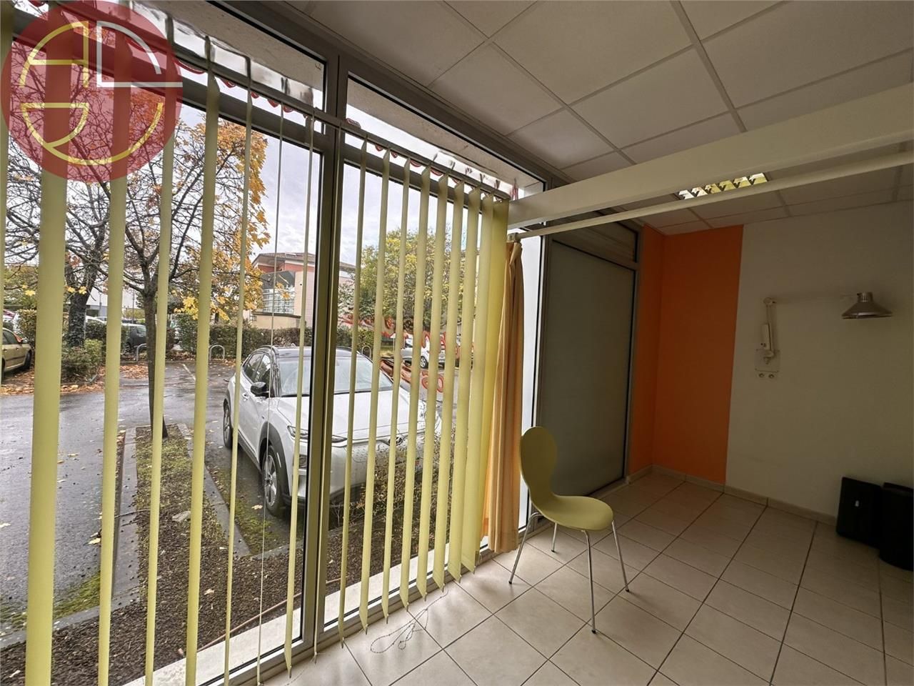 Location local commercial 148 m² à LESPINASSE