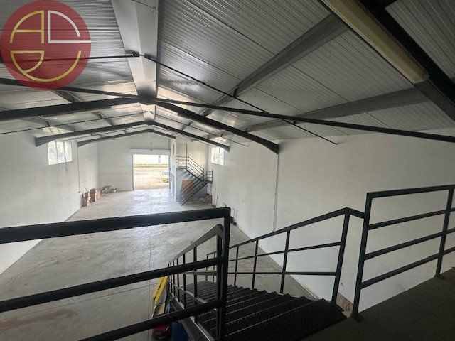 Vente local 476 m² à LESPINASSE