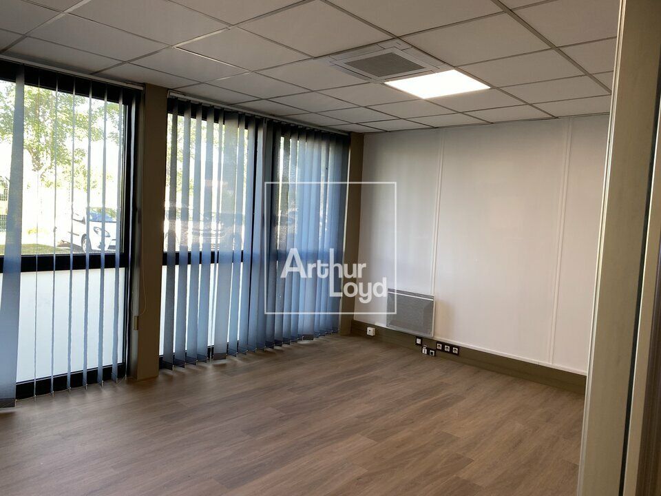 Bureaux en rez de chaussée  - MOISSY-CRAMAYEL