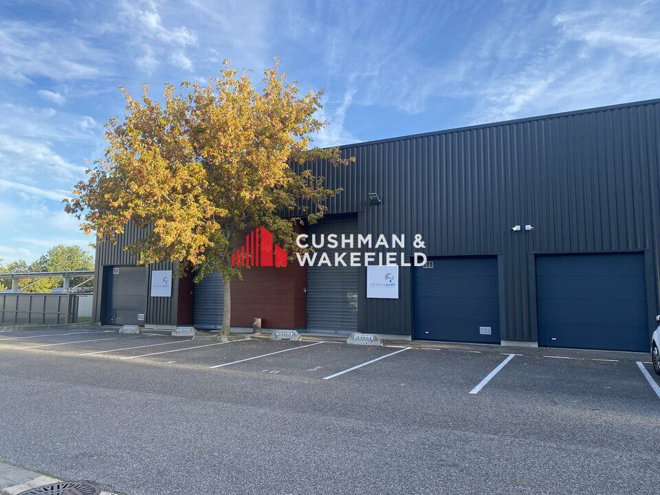 Location local d''activites 306 m² divisibles à partir de 153 m²
