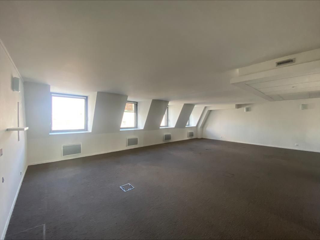 Location bureaux 136 m² non divisibles