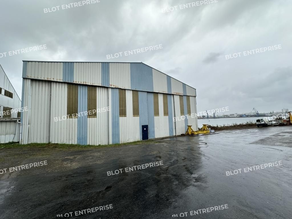 Vente entrepôts 3150 m² non divisibles