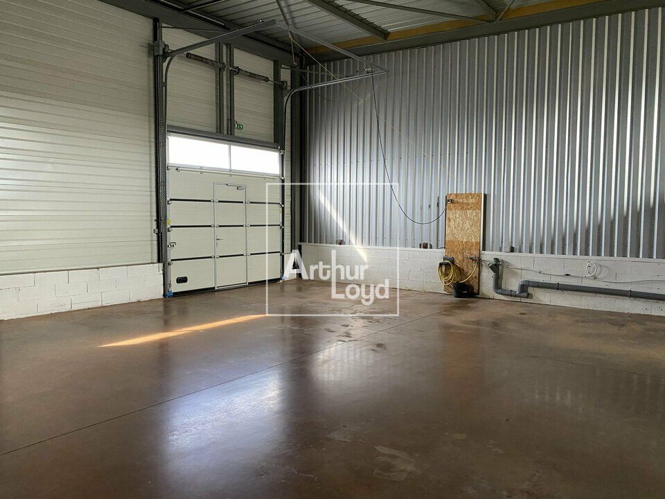 Immeuble de bonne facture entrepôt à louer