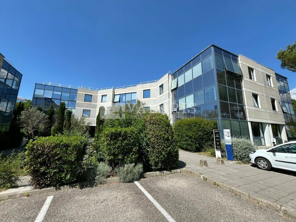 VALORIS MEDITERRANEE vous propose, à la location, des surfaces de bureaux à quelques minutes seulement du centre historique d'Aix-en-Provence et situées à 3 minutes de l'autoroute A8.