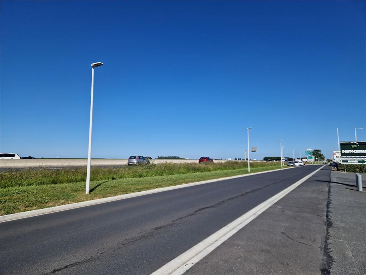 Location local 1400.00 m² à CAEN