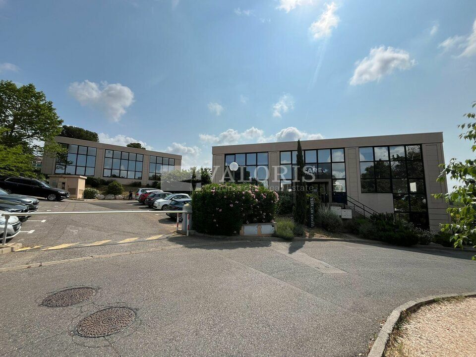 VALORIS MEDITERRANEE vous propose, à la location, 150 m² de bureaux à Vitrolles, à proximité immédiate des grands axes routiers A7, D9 et à 8mn de l'aéroport MP.
