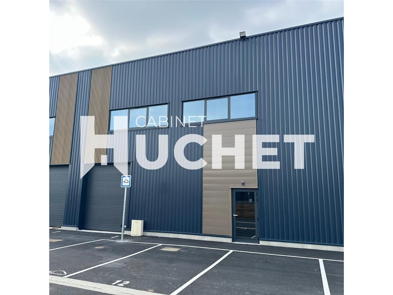 Vente local 460 m² à MONDEVILLE