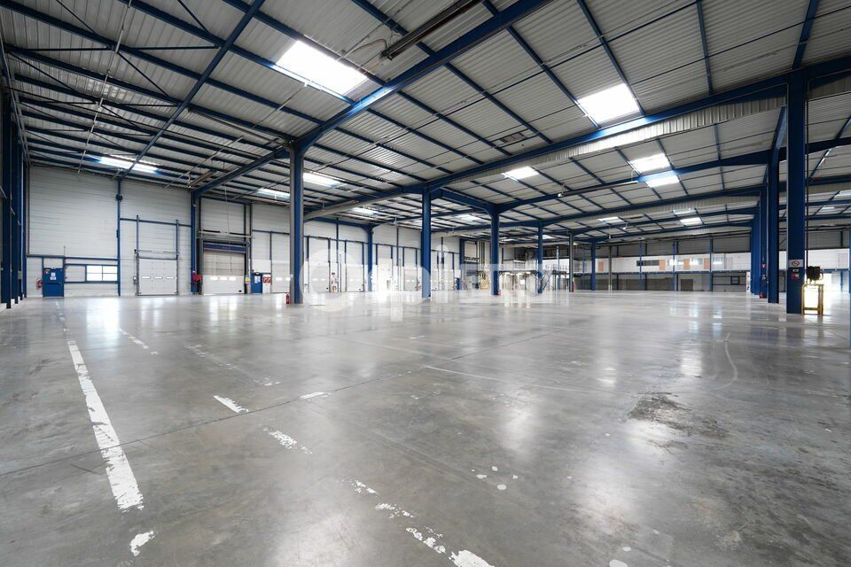 Location local d''activites 10746 m² divisibles à partir de 2707 m²