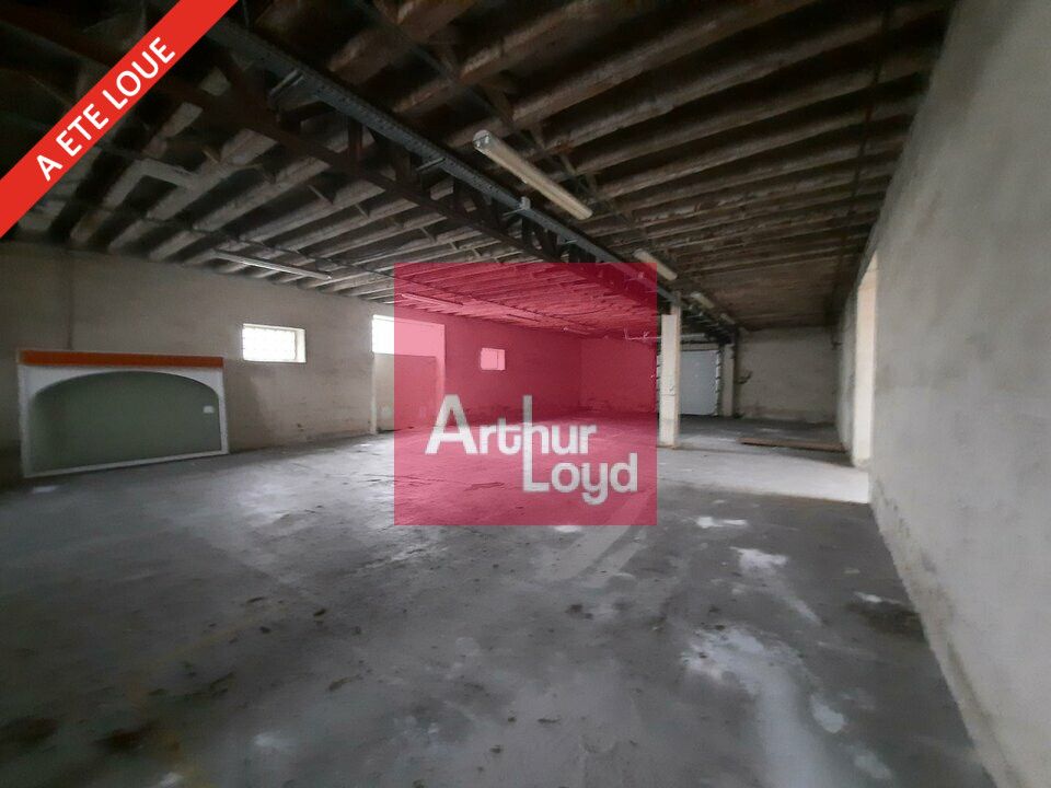 ISSOIRE  A LOUER ENSEMBLE IMMOBILIER  STOCKAGE 465 M²  -  BUREAUX 56 M²  -  PARCELLE 1400 M² - QUAIS