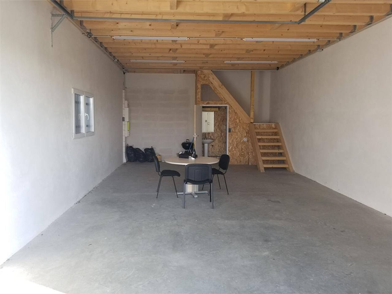 Location local 107.00 m² à IZON