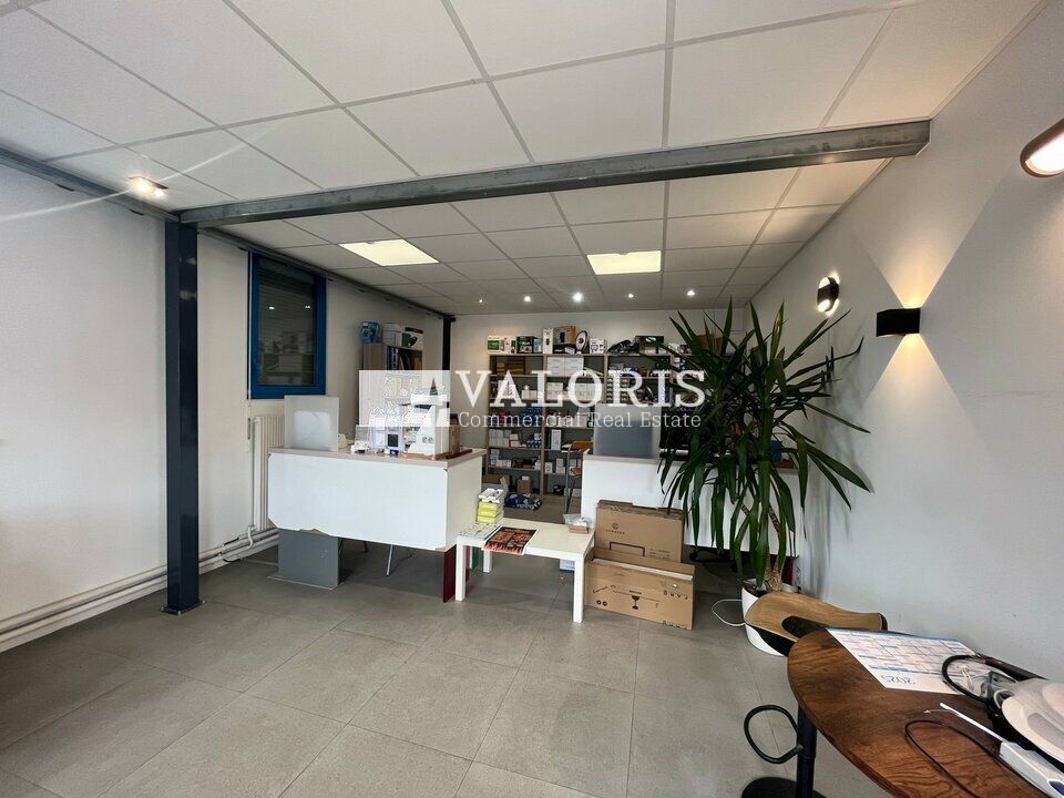 Valoris Real Estate vous propose un local d'activités d'une surface totale de 410 m², situé dans un parc d'activités à Saint-Priest, à proximité immédiate des autoroutes A43 et A46.