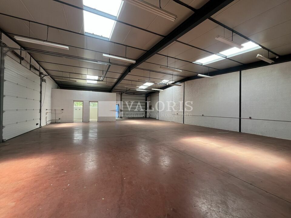 Valoris Real Estate vous propose à la location, sur la commune de Genay et sur un terrain dépendant, un local d'activité de 400 m² avec bureaux. Possibilité de showroom. Proches de toutes commodités et axes routiers. 