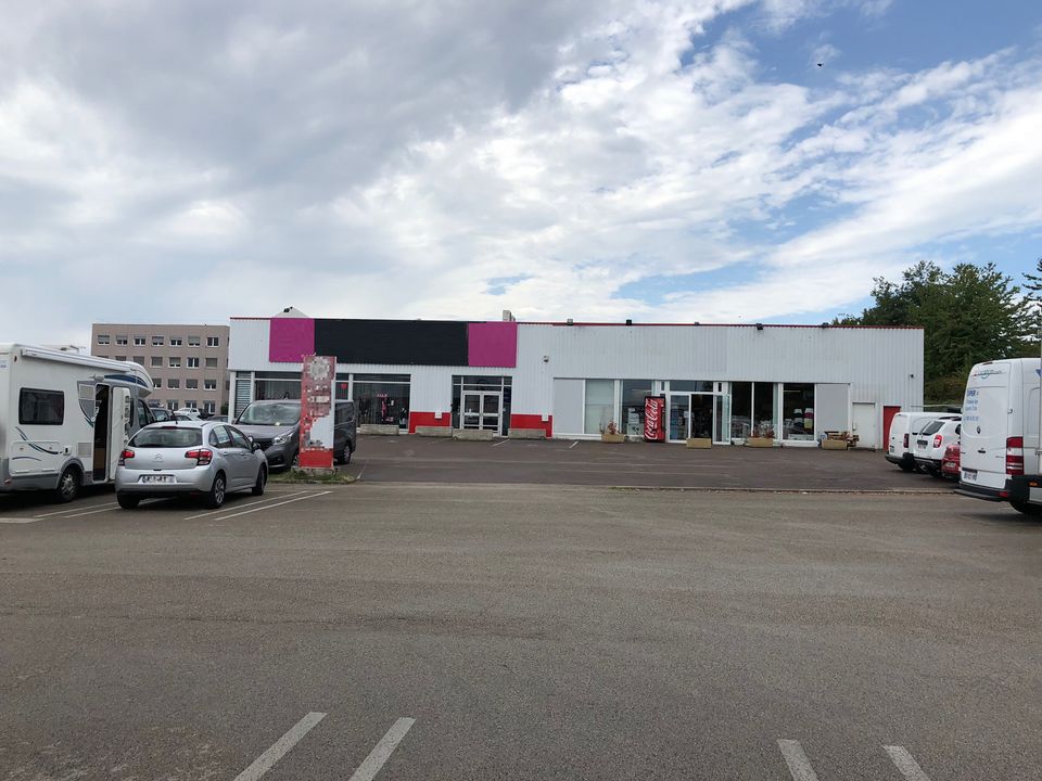 Location local commercial 368 m² non divisibles