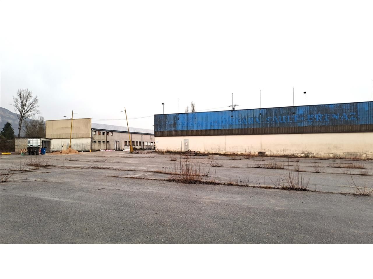 Location local 3400 m² à Villebois