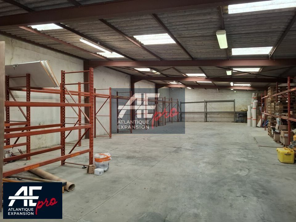 Local d'activités de 241m2, sur un terrain clos de à louer par Atlantique Expansion Pro.