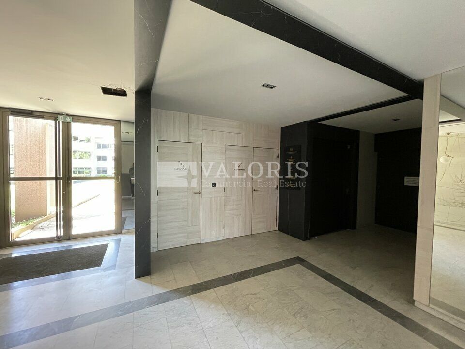 Valoris Real Estate vous propose des bureaux lumineux et cloisonnés au sein du Parc Européen d'Ecully. Parties communes entièrement rénovées.