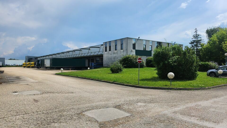 Vente entrepot 2700 m² non divisibles