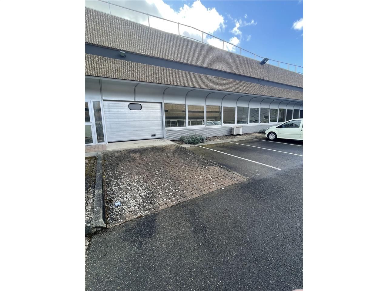 Location local 241 m² à Trappes