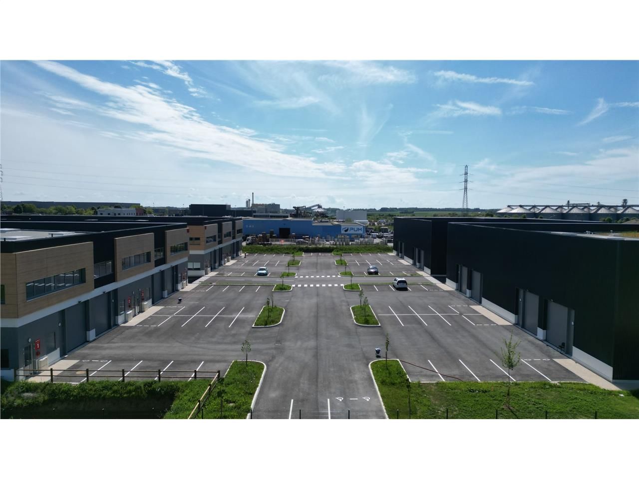 Vente local 1600 m² à Gellainville