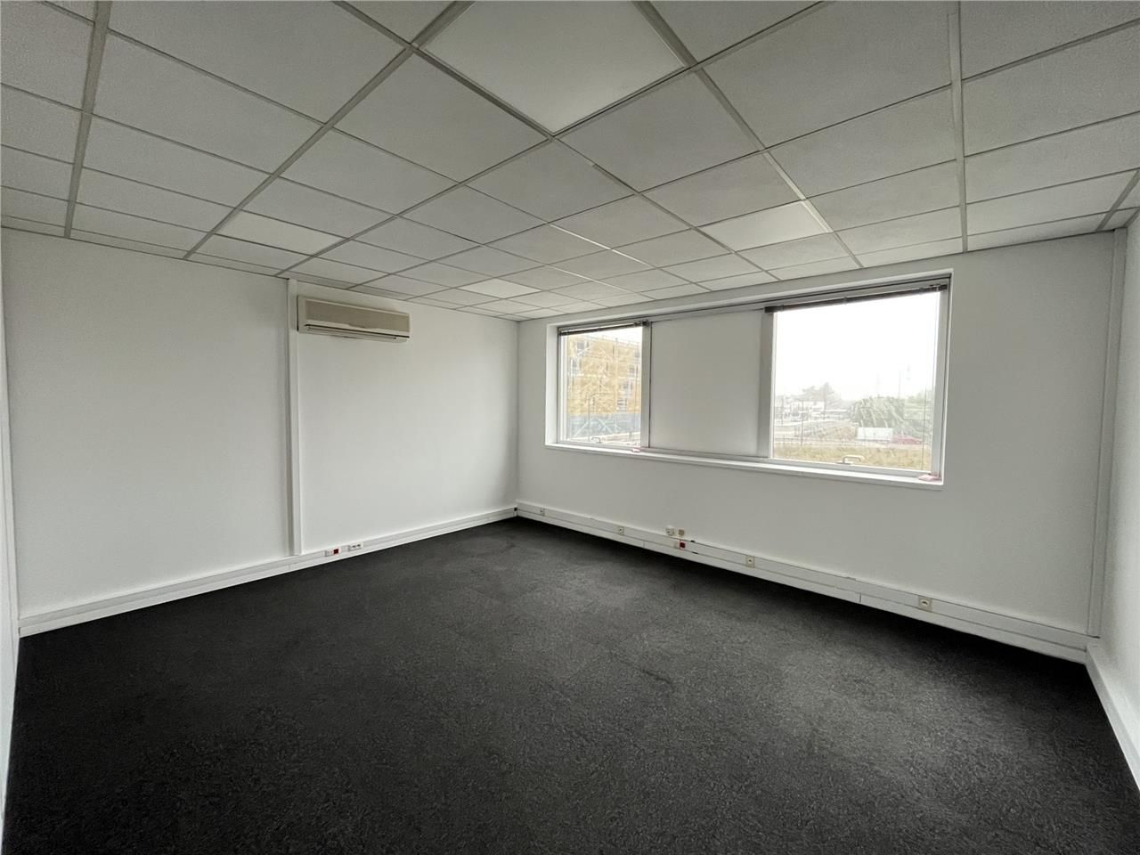 219 m² pour ce local en location à La verrière