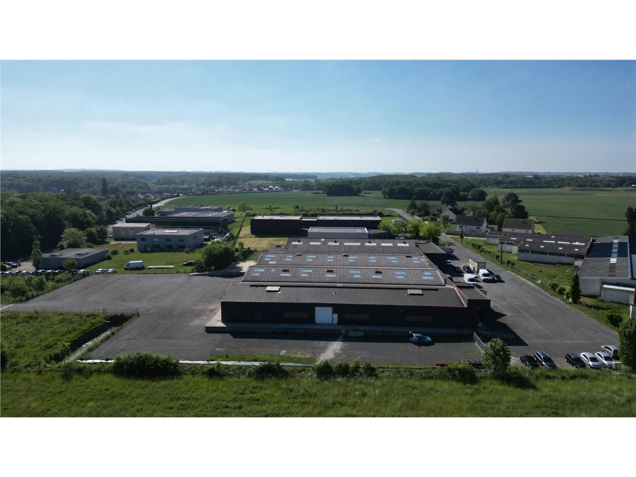 Location local 1644 m² à Gasville-Oisème