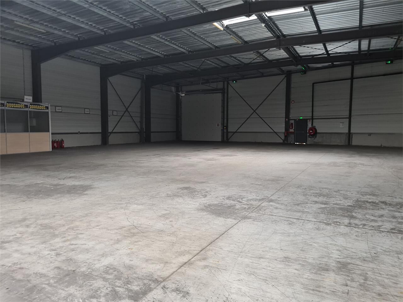 Location local 2000.00 m² à LE HAILLAN