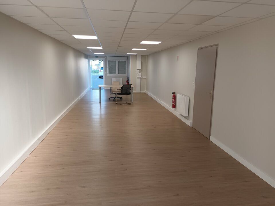 ENSEMBLE DE BUREAUX RENOVES AVEC PARKINGS.