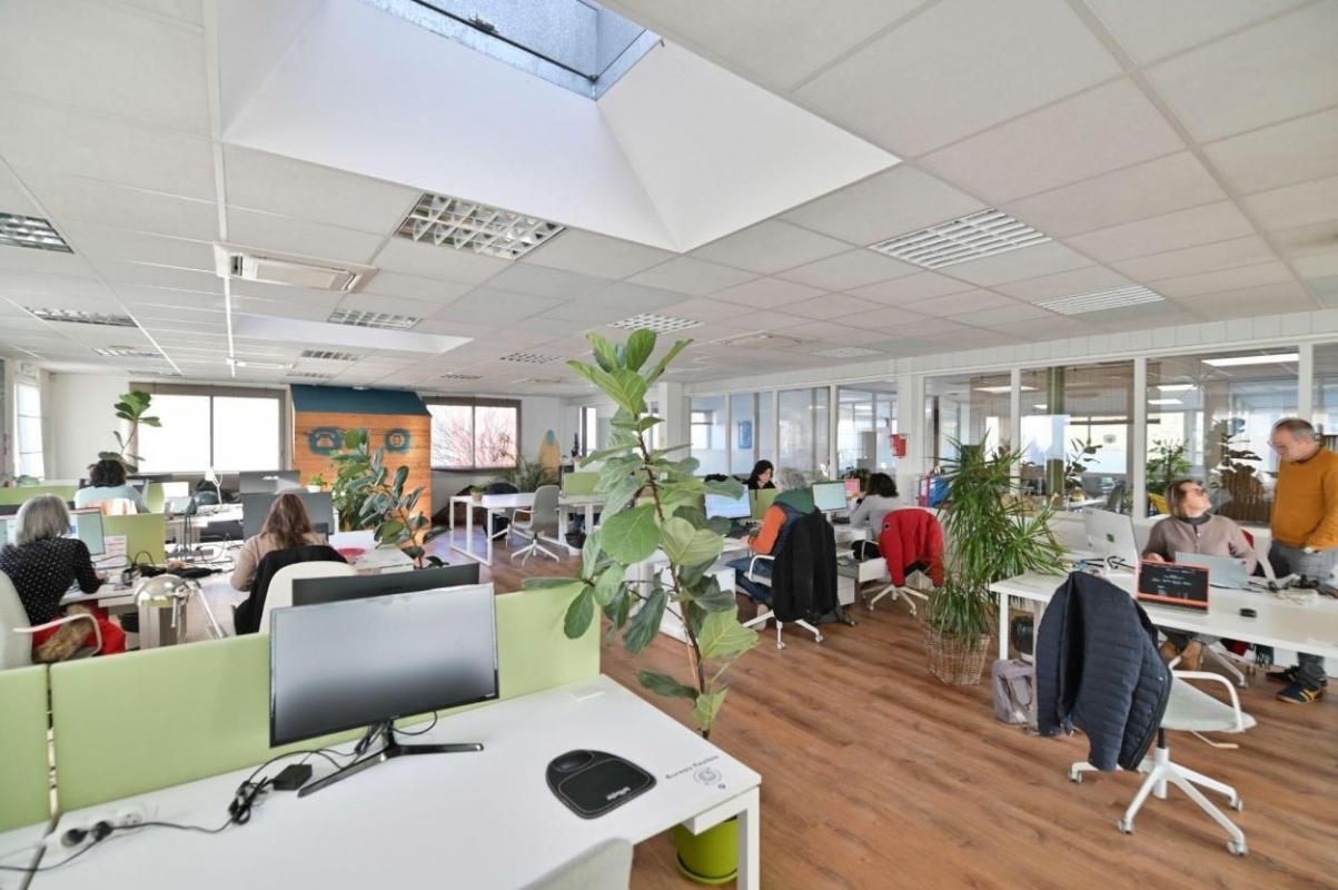 Location centre d'affaires 800 m² divisibles à partir de 10 m²