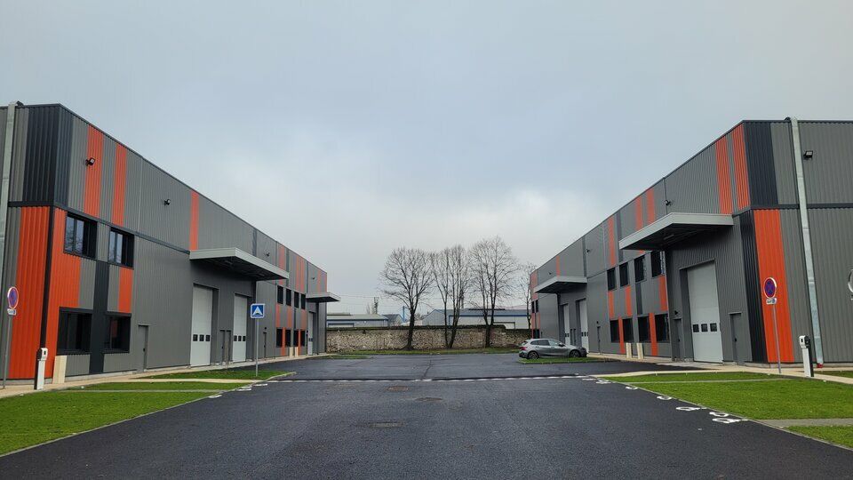 Location local d''activites 2386 m² divisibles à partir de 500 m²