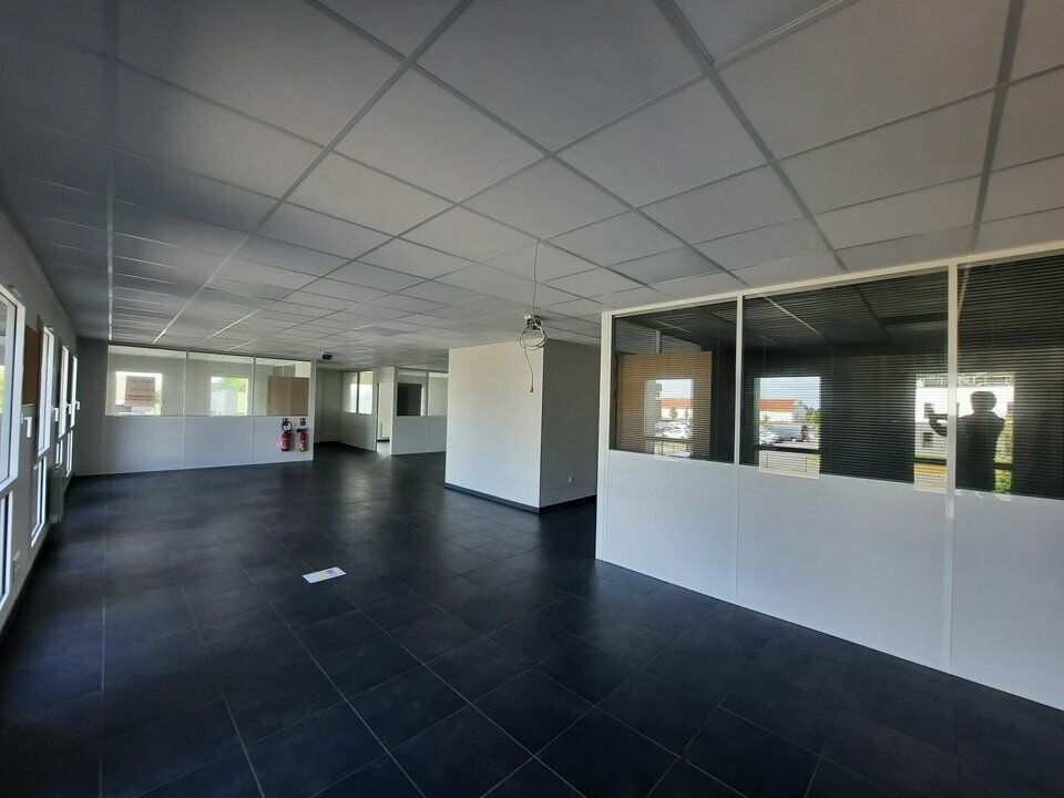 A LOUER OU A VENDRE - Très bon état - Partiellement cloisonnés.