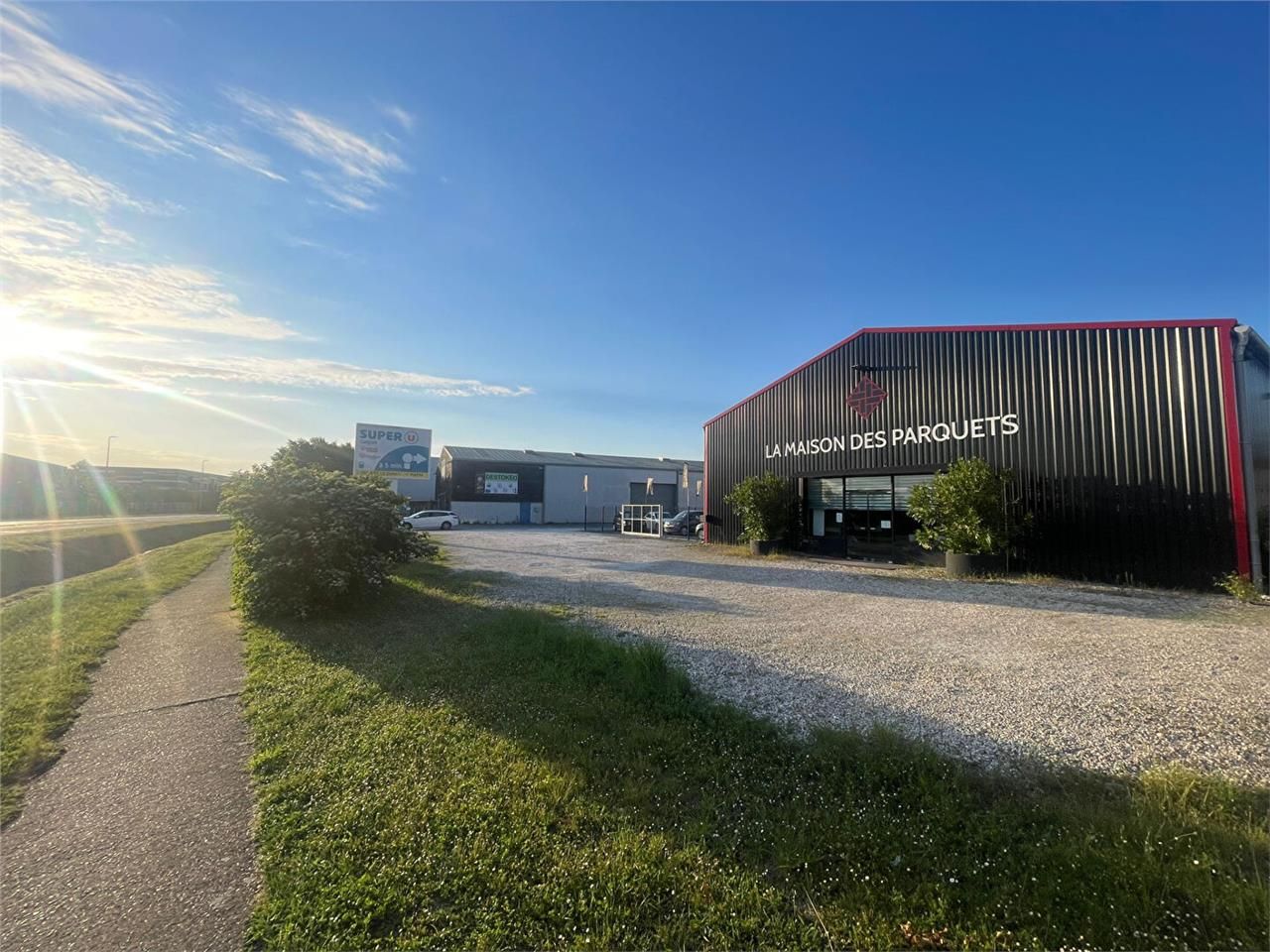 Location local commercial 535.00 m² à LIBOURNE