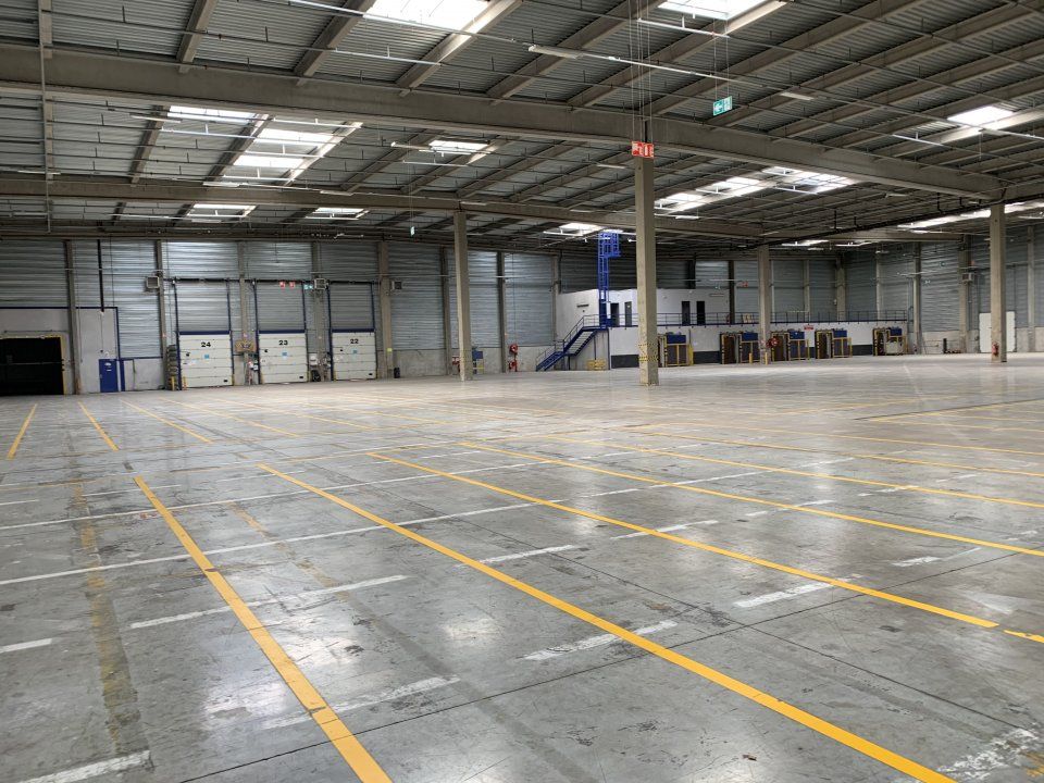 Location local 5493 m² non divisibles