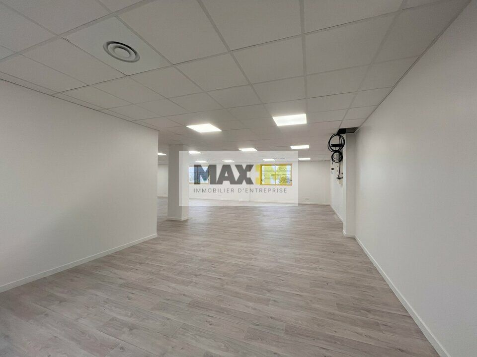 Immeuble de bureaux partiellement occupé à vendre