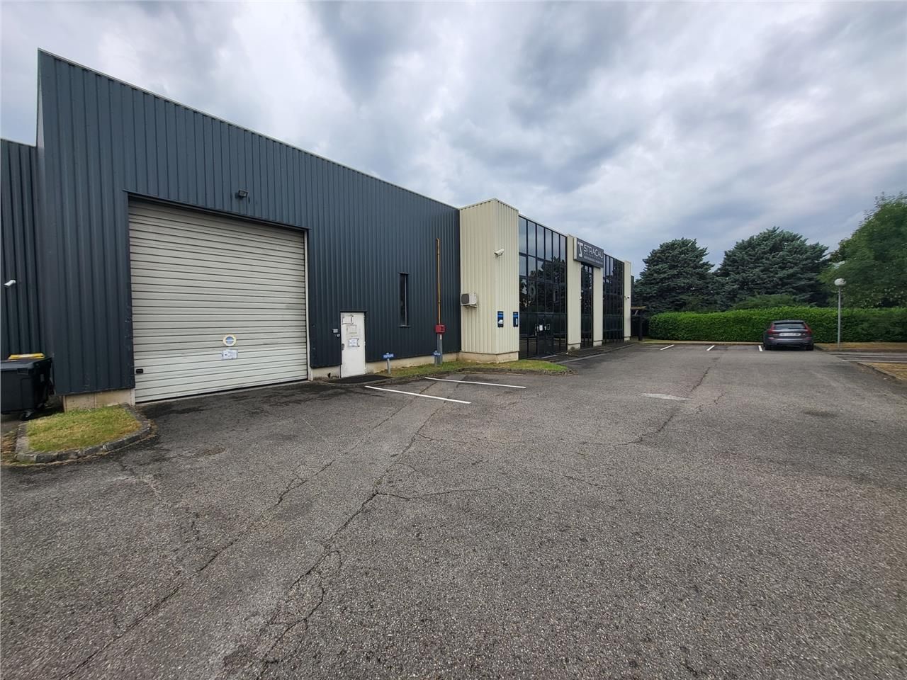 Location local 2000 m² à Genas