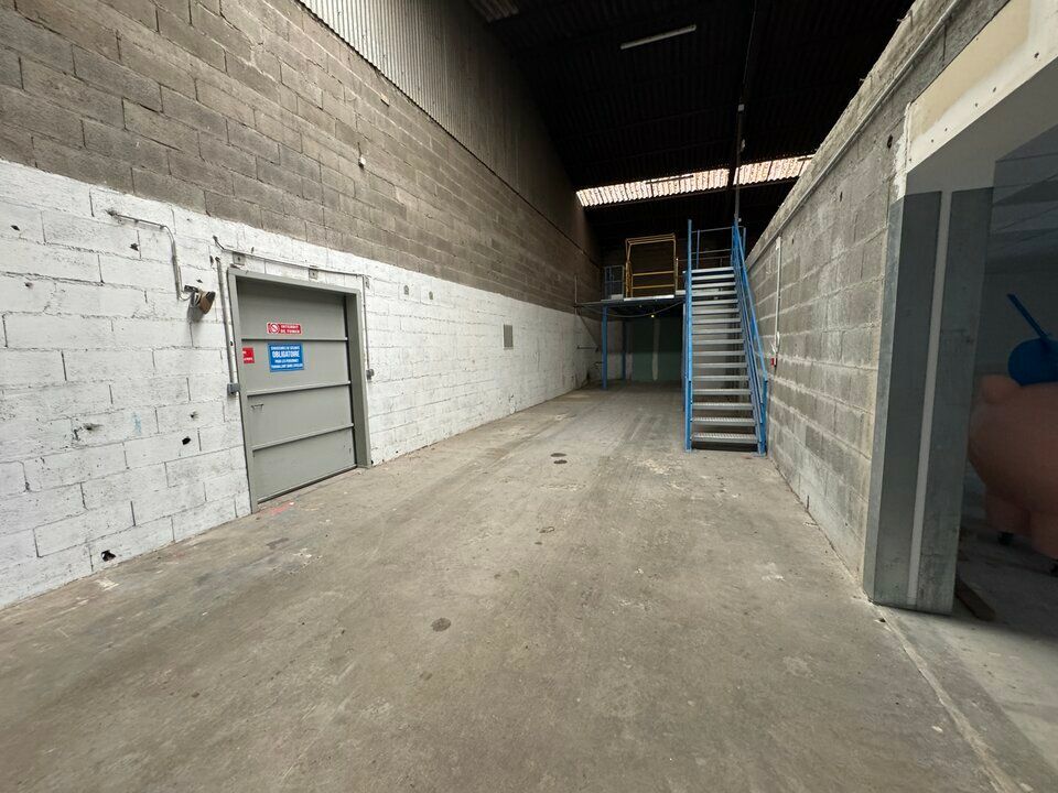 LA RICHE LOCAL D'ACTIVITE A LOUER 1270 M² DIVISIBLE PROXIMITE PERIPHERIQUE