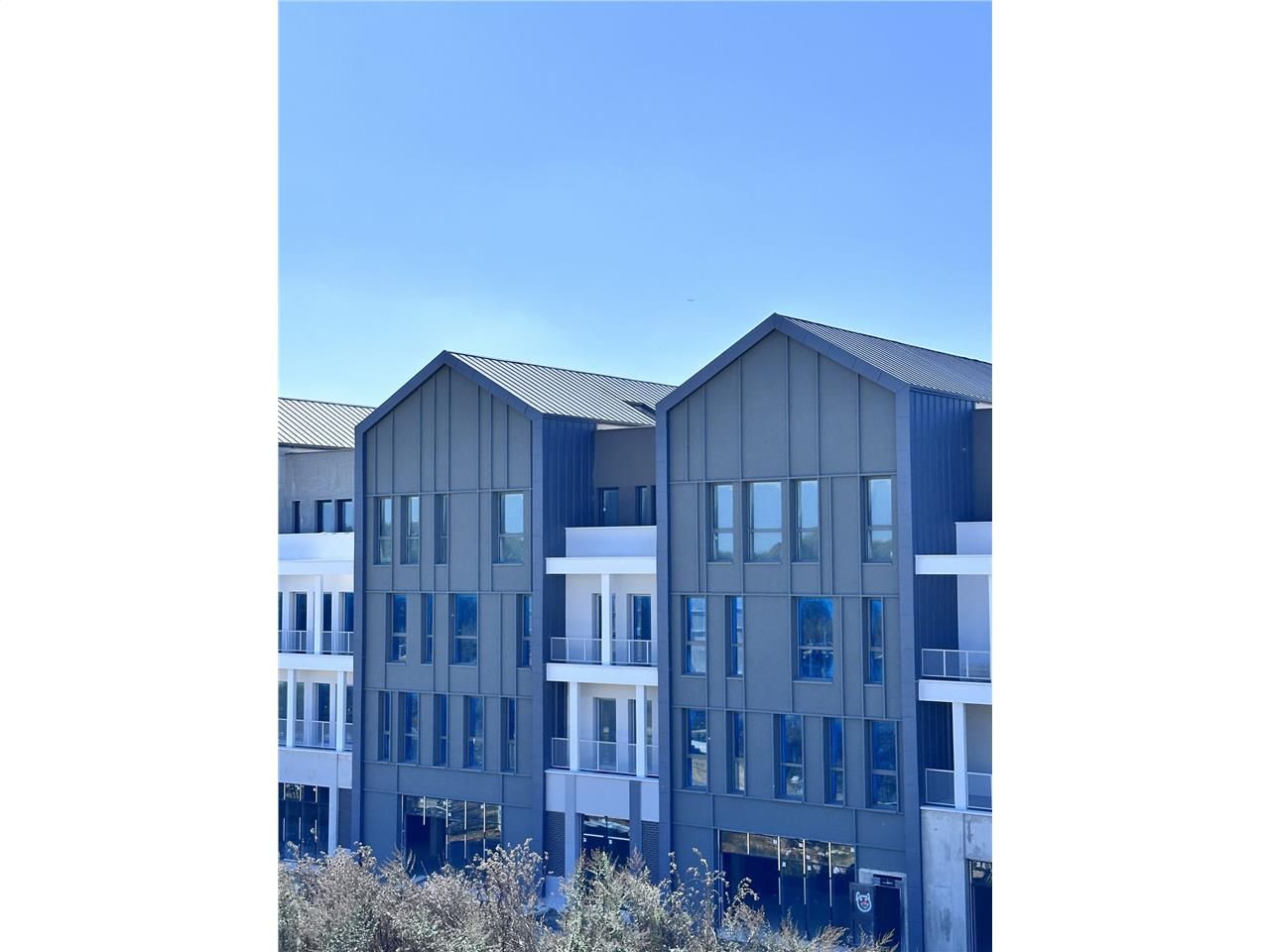 Location local 352 m² à Serris