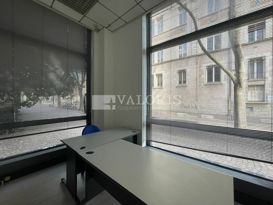 Valoris Real Estate vous propose, idéalement situé sur le Cours Lafayette, à proximité immédiate des Halles Paul Bocuse, ce local commercial de 90 m² bénéficie d'un emplacement stratégique au cœur du 6&#7497; arrondissement de Lyon.