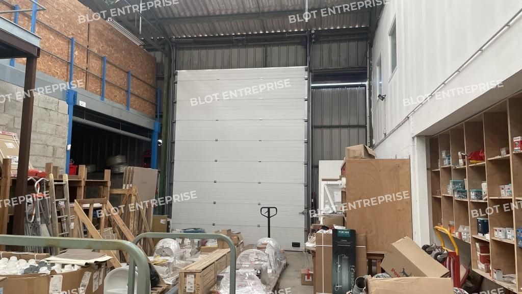Location entrepôts 600 m² non divisibles