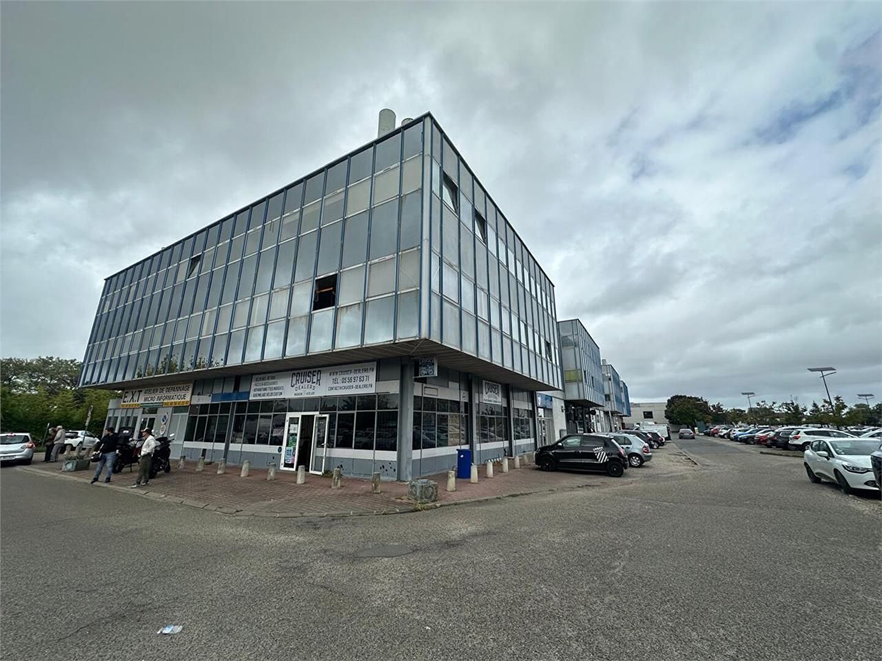 Location local commercial 200.00 m² à MERIGNAC